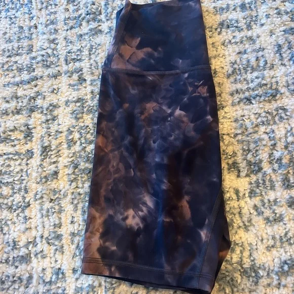 Lululemon Align high rise shorts 8”| size 4| tie dye - Picture 4 of 4